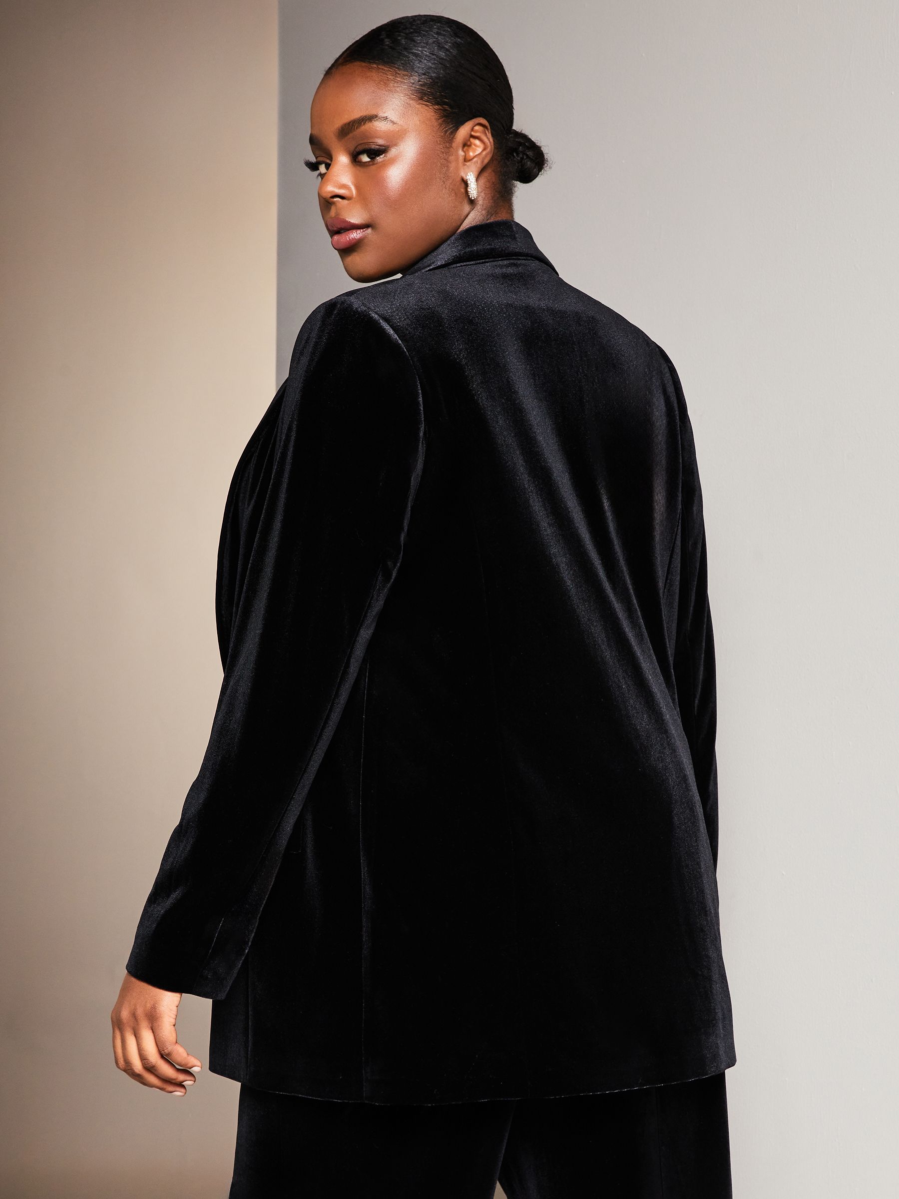 Buy Lipsy Black Velvet Curve Relaxed Longline Tailored Blazer from Next Oman