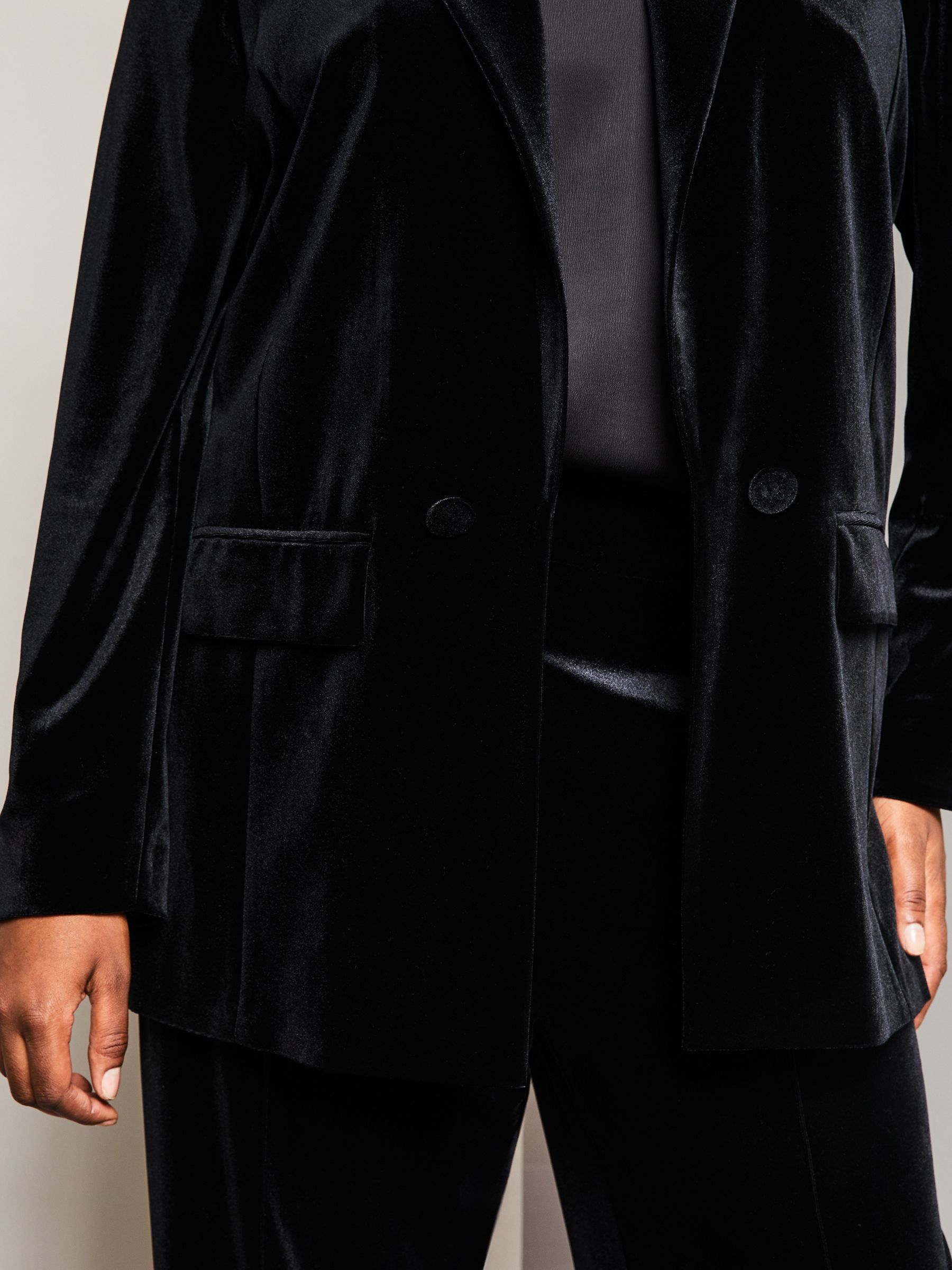 Buy Lipsy Black Velvet Curve Relaxed Longline Tailored Blazer from Next Oman