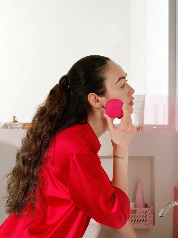 FOREO LUNA Play Smart 2 Set with Micro Foam Cleanser 100ml  (worth £118) - Image 4 of 4