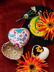 Heathcote & Ivory Love Revival Scented Soap in Heart Shaped Tin - Image 4 of 4