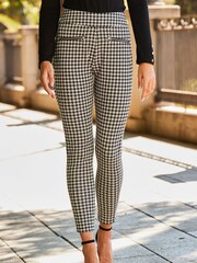 Sosandar Black Dogtooth Legging With Zip Detail Pockets - Image 2 of 5