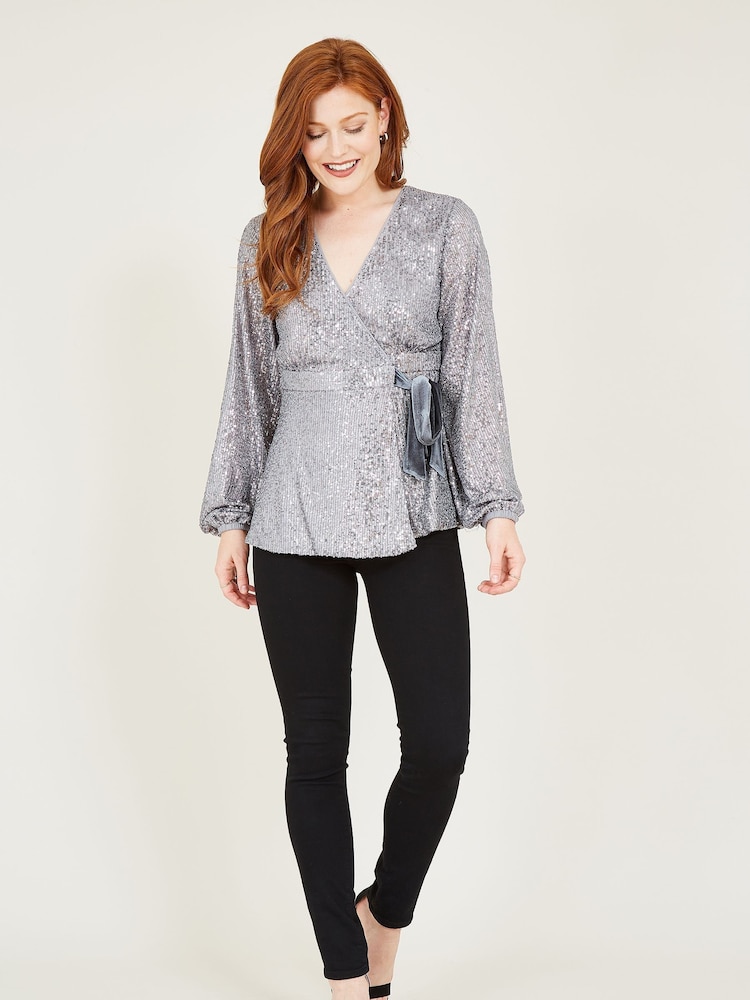 Silber - Yumi Pailletten-Top mit Wickeldesign - Bild 2 von 4 Silber - Yumi Pailletten-Top mit Wickeldesign - Bild 2 von 4