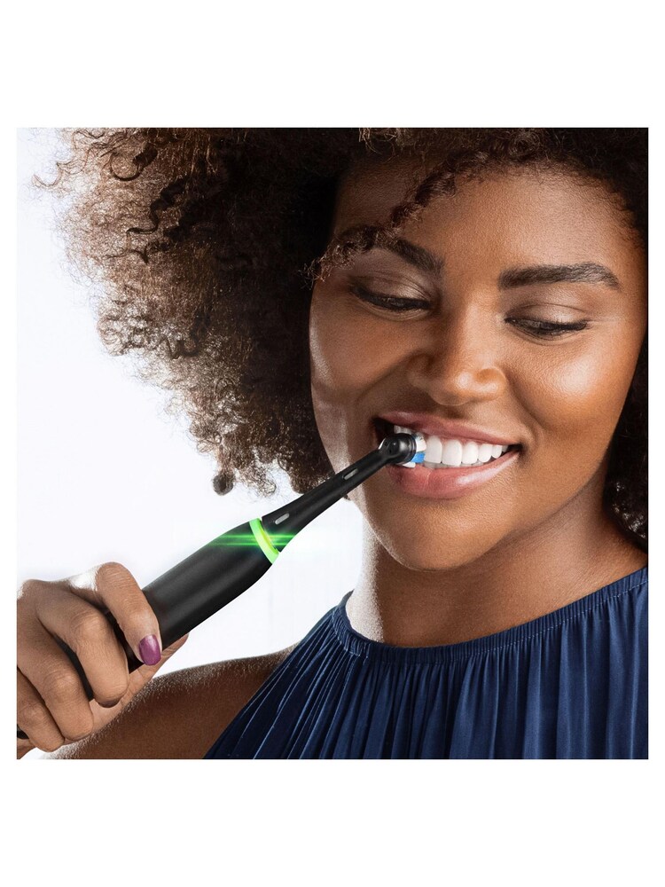 Oral-B iO4 + Travel Case - Image 2 of 4