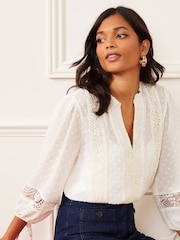 أبيض عاجي - بلوزة Love & Roses برقبة مكشكشة وشريط من الدانتيل 3/4 بلوزة دوبي منقط بالأكمام - Image 1 of 1
