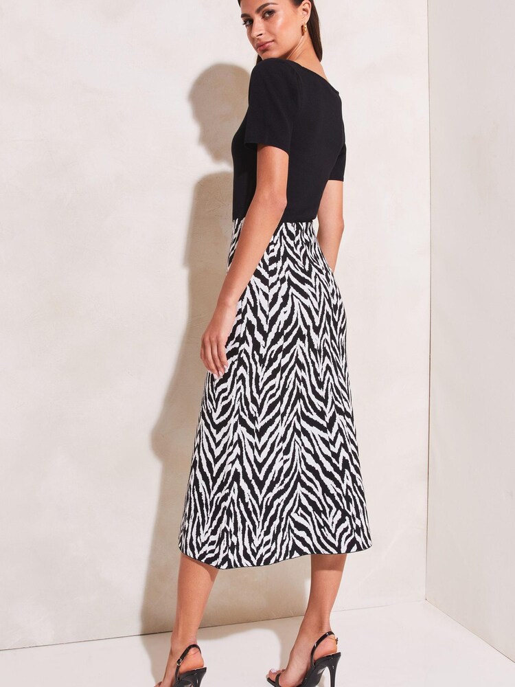 Lipsy Zebra Animal Print Sweetheart Neckline Knitted Midi Dress - Image 2 of 4 Lipsy Zebra Animal Print Sweetheart Neckline Knitted Midi Dress - Image 2 of 4