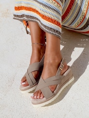 Braun - Linzi Myla Espadrilles mit überkreuzten Riemen, Fersenriemen und Keilabsatz - Bild 1 von 4
