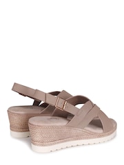 Braun - Linzi Myla Espadrilles mit überkreuzten Riemen, Fersenriemen und Keilabsatz - Bild 4 von 4