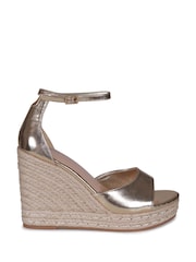 Gold - Linzi Gracio Espadrilles mit Keil-Plateausohle und Wickelschnürung - Bild 2 von 4