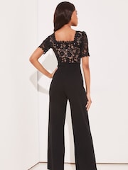 Lipsy Spitzenoverall mit quadratischem Ausschnitt und weitem Bein für den Sommer​​​​​​​ - Bild 2 von 4