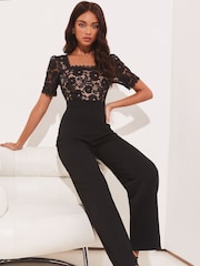 Lipsy Spitzenoverall mit quadratischem Ausschnitt und weitem Bein für den Sommer​​​​​​​ - Bild 3 von 4