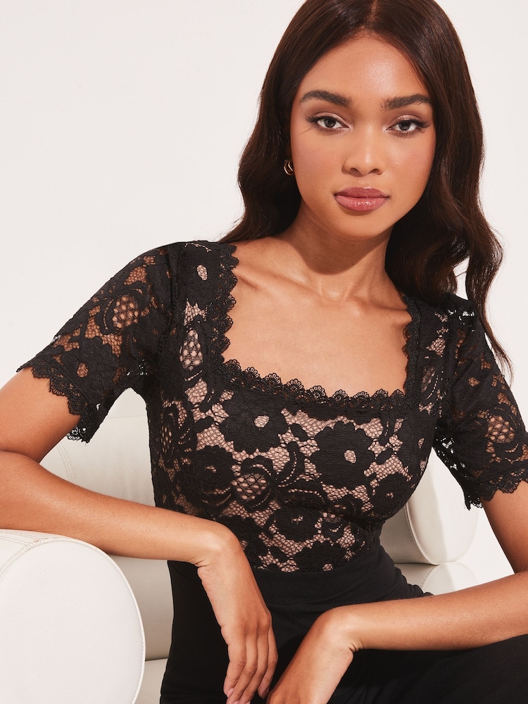 Lipsy Spitzenoverall mit quadratischem Ausschnitt und weitem Bein für den Sommer - Bild 4 von 4 Lipsy Spitzenoverall mit quadratischem Ausschnitt und weitem Bein für den Sommer - Bild 4 von 4