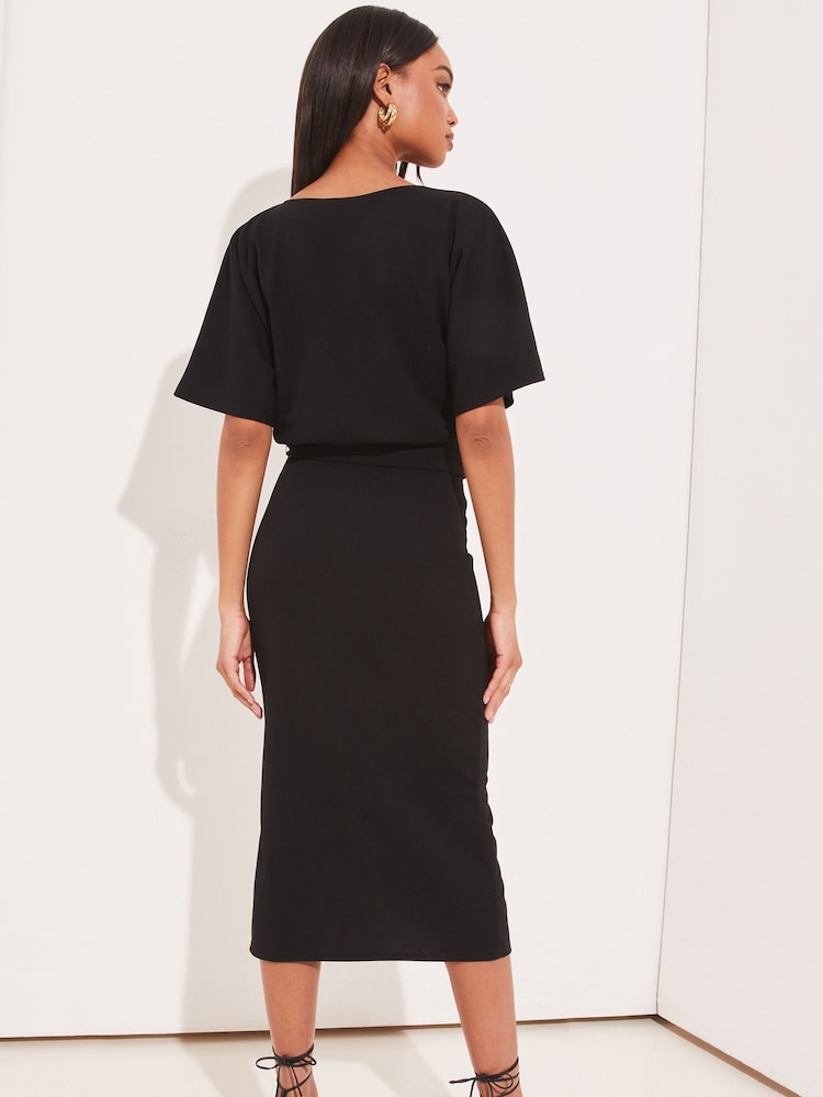 Schwarz - Lipsy Midikleid mit V-Ausschnitt, Flatterärmeln und Gürtel - Bild 2 von 4 Schwarz - Lipsy Midikleid mit V-Ausschnitt, Flatterärmeln und Gürtel - Bild 2 von 4