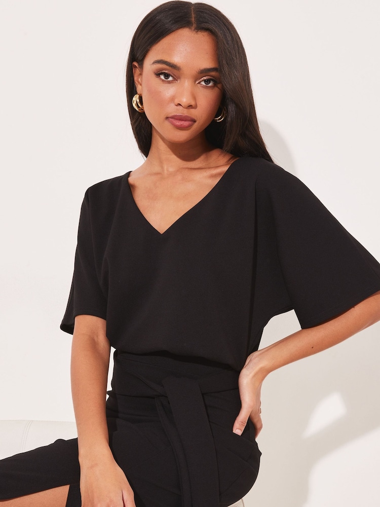 Schwarz - Lipsy Midikleid mit V-Ausschnitt, Flatterärmeln und Gürtel - Bild 4 von 4 Schwarz - Lipsy Midikleid mit V-Ausschnitt, Flatterärmeln und Gürtel - Bild 4 von 4