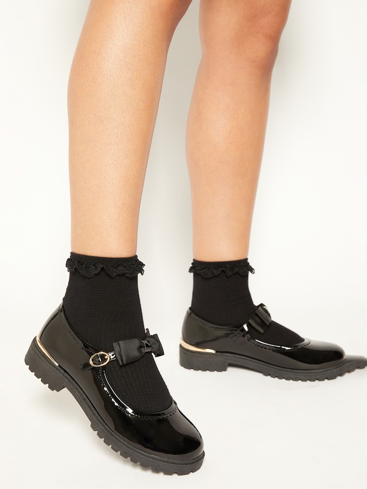 Lipsy Schul-Riemenschuhe in Lackoptik mit Zierschleife und Metallschnalle - Bild 1 von 4 Lipsy Schul-Riemenschuhe in Lackoptik mit Zierschleife und Metallschnalle - Bild 1 von 4