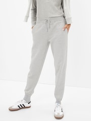 Gris claro - Pantalones de chándal con forro polar y logotipo en arco de estilo vintage de Gap - Imagen 2 de 2