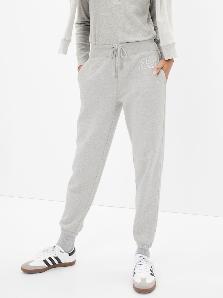 Gris claro - Pantalones de chándal con forro polar y logotipo en arco de estilo vintage de Gap - Imagen 2 de 2
