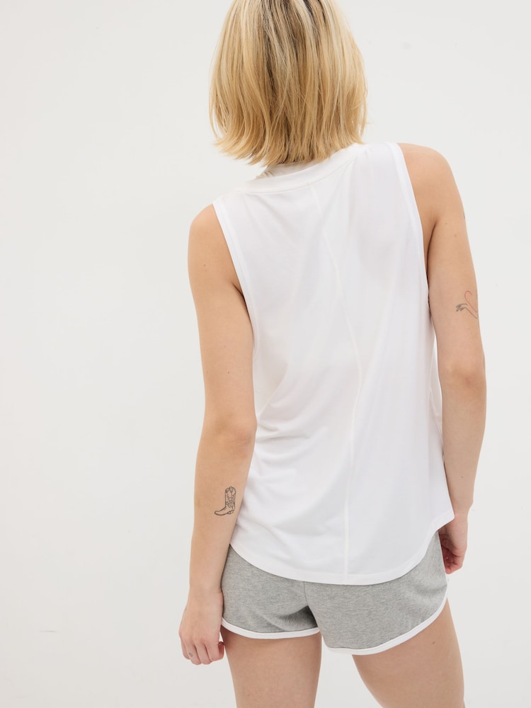 Gap White Sleevless Muscle Vest - Image 2 of 3 Gap White Sleevless Muscle Vest - Image 2 of 3