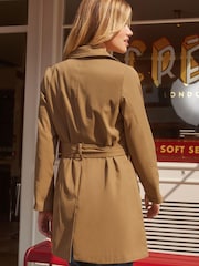 Camel - Friends Like These Zweireihiger Trenchcoat mit Gürtel - Bild 4 von 4