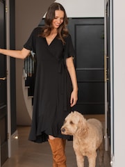 Schwarz - Pour Moi Megan Figurbetontes Midi-Wickelkleid aus recyceltem Stretch-Material mit Rüschendetail - Bild 1 von 5