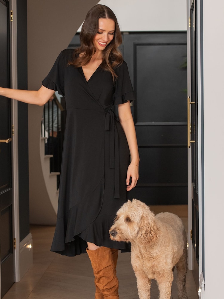 Schwarz - Pour Moi Megan Figurbetontes Midi-Wickelkleid aus recyceltem Stretch-Material mit Rüschendetail - Bild 1 von 5