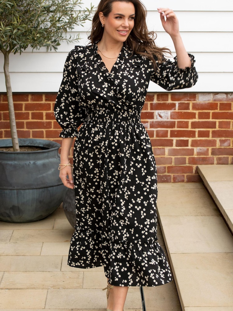 Blümchenmuster, Schwarz - Pour Moi Maggie Gerüschtes Midikleid aus recyceltem Webstoff - Bild 1 von 5