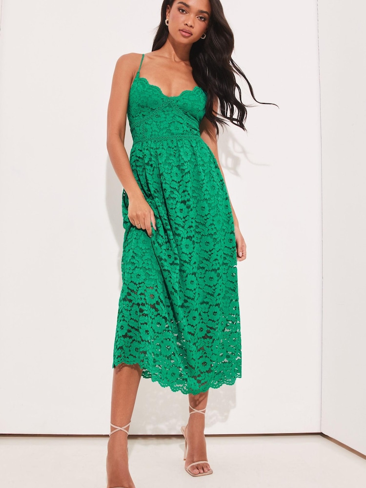 Grün - Lipsy Träger-Midikleid aus Spitze mit V-Ausschnitt und Muschelsaum - Bild 1 von 4 Grün - Lipsy Träger-Midikleid aus Spitze mit V-Ausschnitt und Muschelsaum - Bild 1 von 4