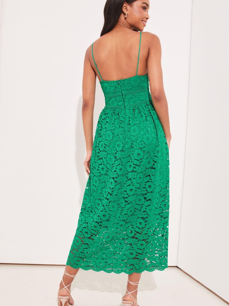 Grün - Lipsy Träger-Midikleid aus Spitze mit V-Ausschnitt und Muschelsaum - Bild 2 von 4 Grün - Lipsy Träger-Midikleid aus Spitze mit V-Ausschnitt und Muschelsaum - Bild 2 von 4