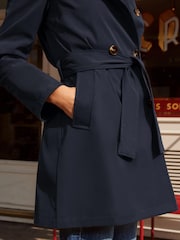 Marineblau/blau - Friends Like These Zweireihiger Trenchcoat mit Gürtel - Bild 2 von 4