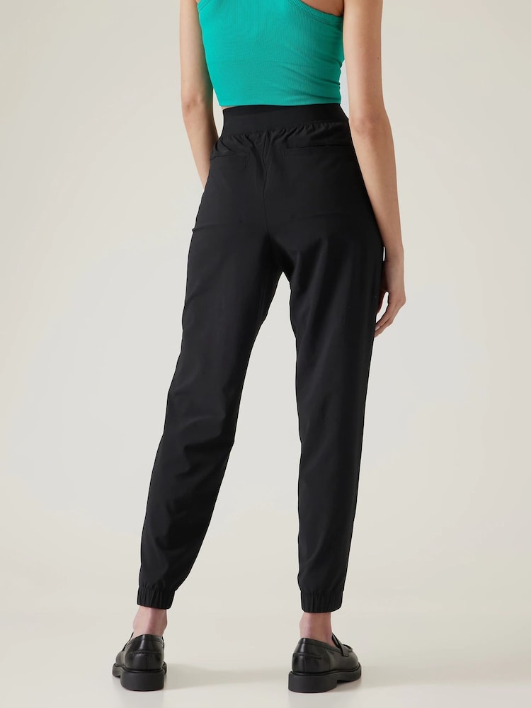Легкие спортивные брюки с классической посадкой Athleta Brooklyn - Изображение 2 из 3