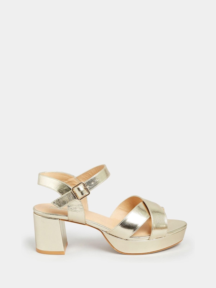 Gold - Yours Curve Metallic-Sandalen mit Plateausohle in weiter Passform - Bild 2 von 5 Gold - Yours Curve Metallic-Sandalen mit Plateausohle in weiter Passform - Bild 2 von 5