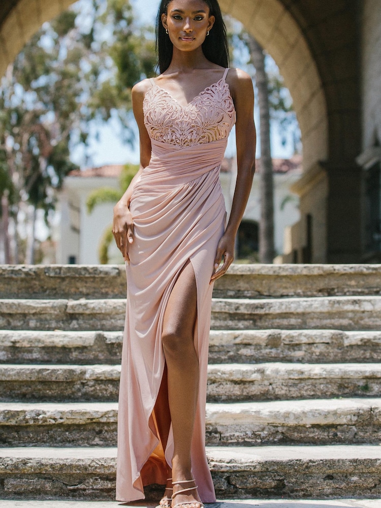 Lipsy Sommerliches Maxi-Trägerkleid mit Spitzenapplikation - Bild 1 von 4 Lipsy Sommerliches Maxi-Trägerkleid mit Spitzenapplikation - Bild 1 von 4