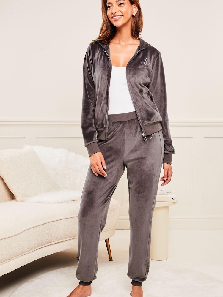 Grau - Lipsy Kapuzenjacke aus Velours mit Reißverschluss und gesticktem Aufnäher - Bild 1 von 3 Grau - Lipsy Kapuzenjacke aus Velours mit Reißverschluss und gesticktem Aufnäher - Bild 1 von 3
