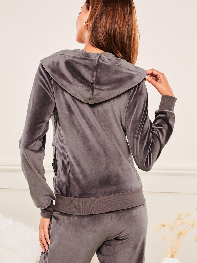 Grau - Lipsy Kapuzenjacke aus Velours mit Reißverschluss und gesticktem Aufnäher - Bild 3 von 3
