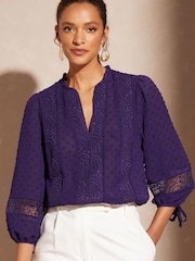 Lila - Love & Roses Bluse mit 3/4-Ärmeln, gebundenen Manschetten, gerafftem Ausschnitt und Spitzeneinsätzen - Bild 1 von 4