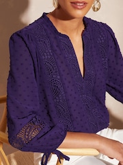 Lila - Love & Roses Bluse mit 3/4-Ärmeln, gebundenen Manschetten, gerafftem Ausschnitt und Spitzeneinsätzen - Bild 2 von 4