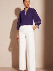 Lila - Love & Roses Bluse mit 3/4-Ärmeln, gebundenen Manschetten, gerafftem Ausschnitt und Spitzeneinsätzen - Bild 4 von 4