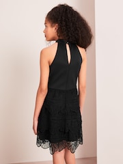 Lipsy Spitzenkleid für besondere Anlässe mit Stufendesign - Bild 3 von 4