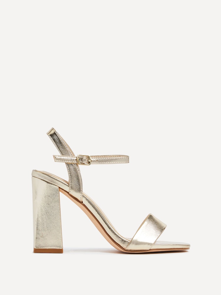 Gold PU - Linzi Beverley Sandalen mit Blockabsatz und eckiger Vorderpartie - Bild 2 von 4 Gold PU - Linzi Beverley Sandalen mit Blockabsatz und eckiger Vorderpartie - Bild 2 von 4
