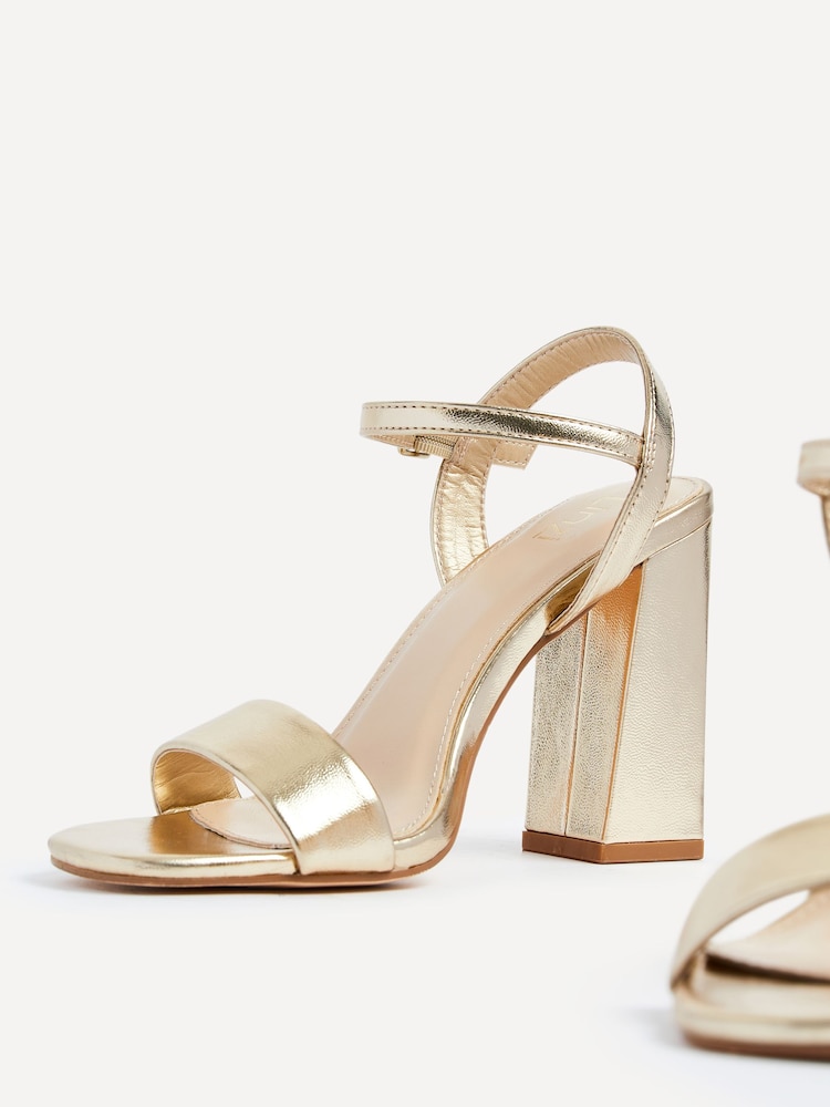 Gold PU - Linzi Beverley Sandalen mit Blockabsatz und eckiger Vorderpartie - Bild 4 von 4 Gold PU - Linzi Beverley Sandalen mit Blockabsatz und eckiger Vorderpartie - Bild 4 von 4