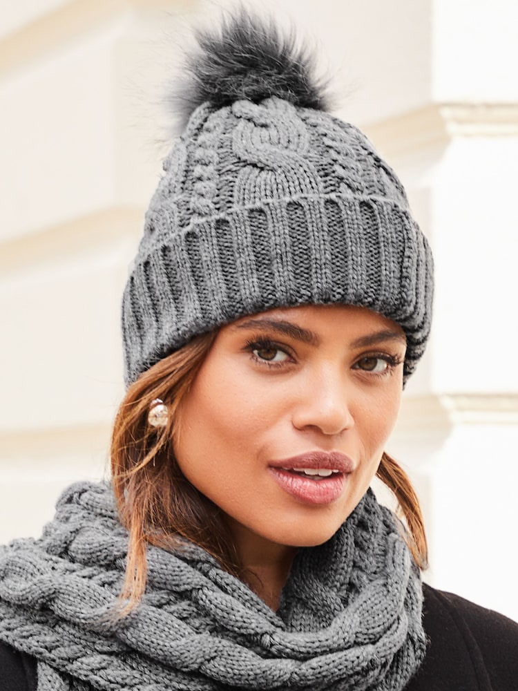 Lipsy Cosy Cable Bobble klobuki in kape; pokrivala - Slika 1 iz 3 Lipsy Cosy Cable Bobble klobuki in kape; pokrivala - Slika 1 iz 3
