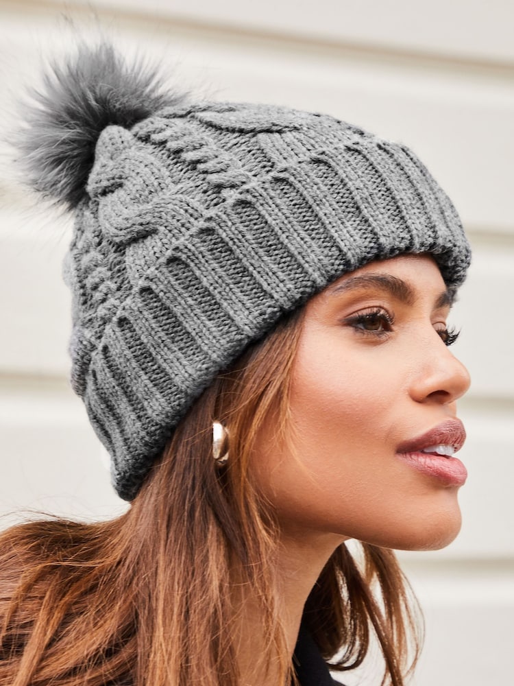 Lipsy Cosy Cable Bobble klobuki in kape; pokrivala - Slika 3 iz 3 Lipsy Cosy Cable Bobble klobuki in kape; pokrivala - Slika 3 iz 3