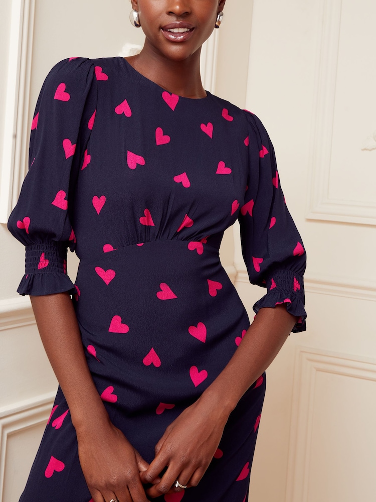 Marineblaue Herzen - Love & Roses Empire-Midikleid mit Rundhalsausschnitt und Puffärmeln - Bild 4 von 4