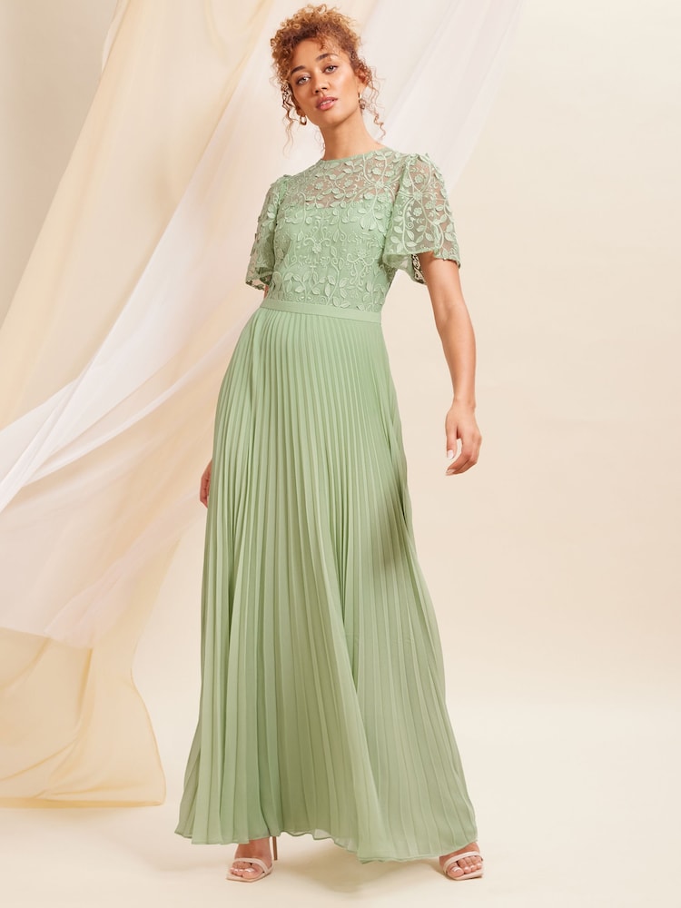 Love & Roses Plissiertes Maxi-Brautjungfernkleid mit Flatterärmeln und Stickerei - Bild 1 von 4 Love & Roses Plissiertes Maxi-Brautjungfernkleid mit Flatterärmeln und Stickerei - Bild 1 von 4