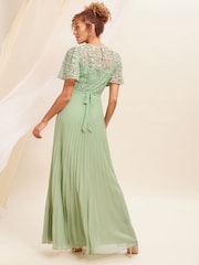 Love & Roses Plissiertes Maxi-Brautjungfernkleid mit Flatterärmeln und Stickerei - Bild 3 von 4