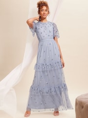 Love & Roses Brautjungfern-Maxikleid mit verzierten Netzstoff-Stufen - Bild 1 von 4