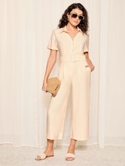 Creme - Friends Like These Kurzärmeliger, figurbetonter Overall im Utility-Stil mit Gürtel - Bild 1 von 4