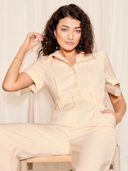 Creme - Friends Like These Kurzärmeliger, figurbetonter Overall im Utility-Stil mit Gürtel - Bild 2 von 4
