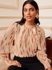 Love & Roses Langärmelige Bluse mit gerafften Bündchen und Bindedetail am Ausschnitt - Bild 1 von 4