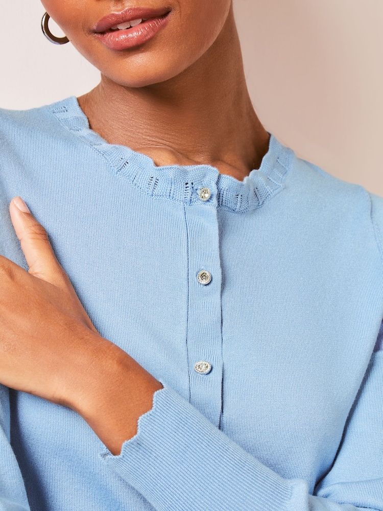 Chambray moder - Jopica z okroglim izrezom z valovitim robom in gumbi Lipsy - Slika 4 iz 4 Chambray moder - Jopica z okroglim izrezom z valovitim robom in gumbi Lipsy - Slika 4 iz 4