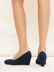 Marineblau Veloursleder​​​​​​​ - Friends Like These Lackpumps mit Keilabsatz - Bild 3 von 4